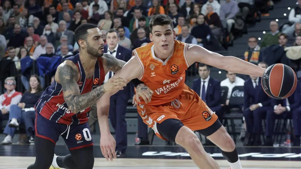 Jaime Pradilla y Markus Howard, en el partido de la Euroliga disputado entre Valencia Basket y Baskonia.
