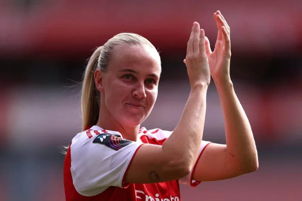 Beth Mead of Arsenal claps the fans